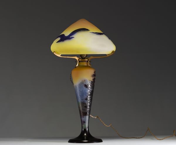 Émile GALLÉ (1846-1904) - Rare lampe champignon en verre multicouche dégagé à l'acide à décor vosgien et aux aigles sur l'abat jour, signée.