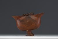 Africa DRC - Suku (D.R. Congo) Superb small arched bowl with two spouts surmounted by a figure.