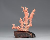 Sculpture en corail rose représentant des jeunes femmes et enfants provenant de Chine de l'époque République