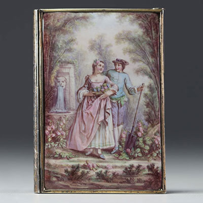 Carnet de bal en porcelaine émaillée et argent à décor de scène romantique, travail Viennois.