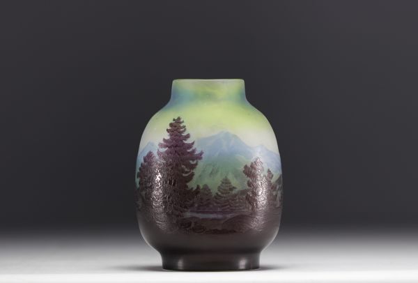 Émile GALLÉ (1846-1904) - Multi-layered glass vase decorated with a landscape of mountains and pine trees.