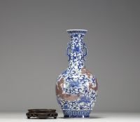 Chine - Vase en porcelaine blanc bleu à décor de dragon et de phénix rouge fer, marque sous la pièce, époque XVIIIème.