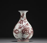 China - Porcelain vase decorated with iron-red peaches, Qing period.