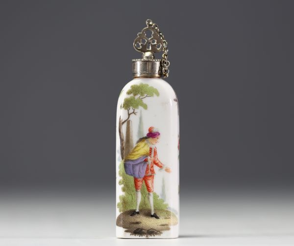 Meissen - Painted porcelain salt bottle with romantic decoration, silver stopper, 18th century.