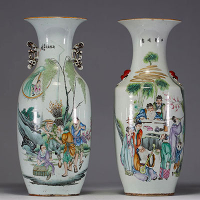 Chine - Ensemble de deux vases en porcelaine à décor de personnages.