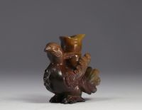 Chine - vase Rhyton arcanisant en pierre, époque Qing.