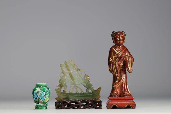 Chine - Ensemble d'objets composé d'une sculpture en bois laqué, un vase miniature et une sculpture en jade.