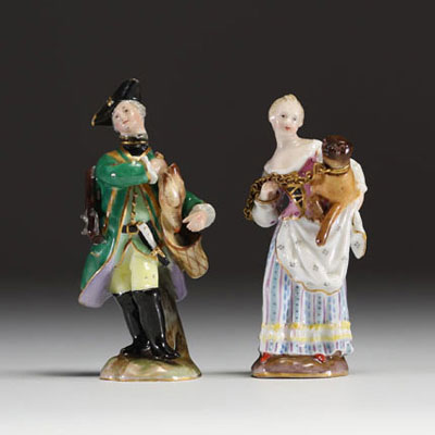 Meissen - Paire de petits flacons figuratifs en porcelaine polychrome, marque aux épées, XIXème.