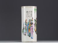 Chine - Vase rouleau Qianjiang cai en porcelaine polychrome à décor de dignitaires.