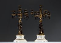 Paire de candélabres aux putti en bronze patiné et doré sur socle en marbre blanc, époque Napoléon III.