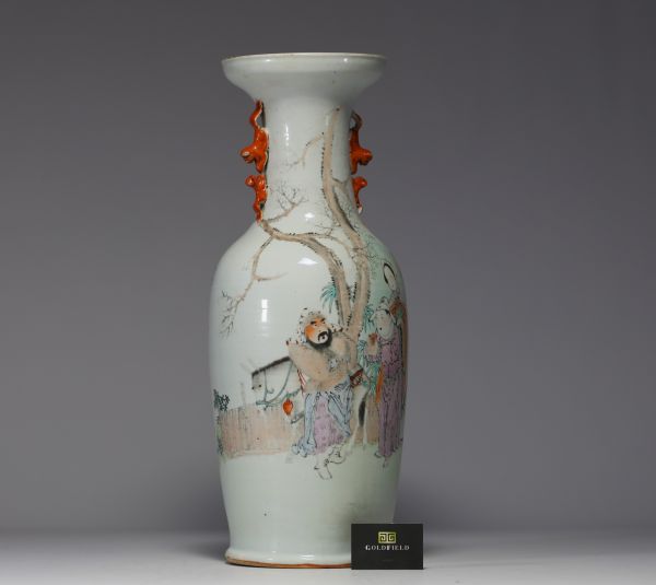 China - A large famille rose porcelain vase decorated with dignitaries, Qing period, 19th century.