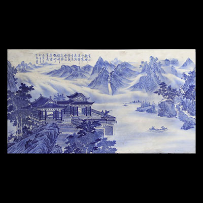 Imposante plaque en porcelaine de chine en blanc et bleu à décor d'un paysage