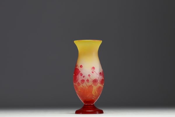 Émile GALLÉ (1846-1904) Vase en verre multicouche dégagé à l'acide à décor de fraises des bois, signé.