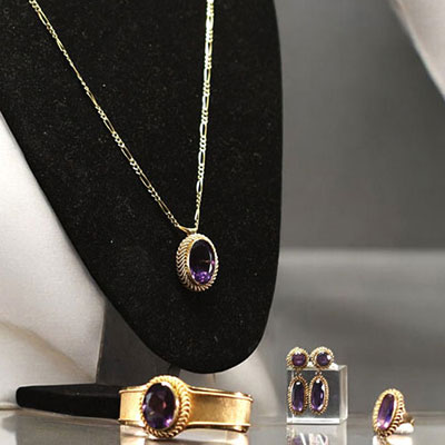 Set in 18k yellow gold and amethyst comprising a pendant, a bracelet, a ring and a pair of earrings, total weight 150g.