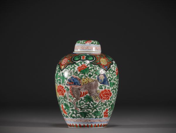 Chine - Pot couvert à gingembre en porcelaine à décor de chimères.