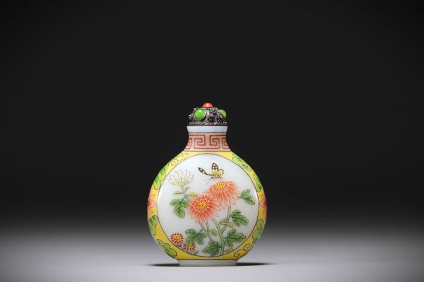 Chine - Tabatière en verre de Péking, marque Qianlong.