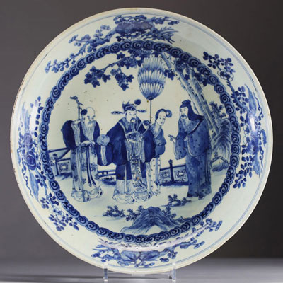 Chine - Grand plat en porcelaine blanc bleu à décor de personnages, marque de Kangxi sous la pièce.