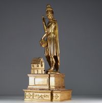 “Saint Florian” Sculpture en bois stuqué doré, sur socle, époque XVIIIe siècle.