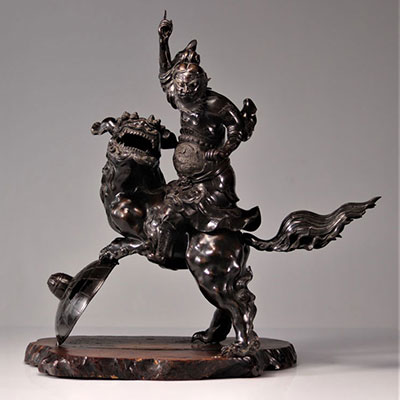 Imposing bronze warrior riding a Fô dog from the 19th century