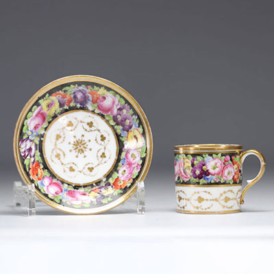 Tasse en porcelaine de Paris à décor de fleurs 