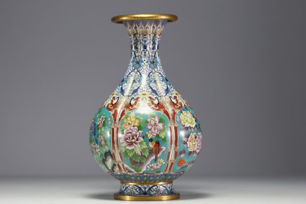 Chine - Vase en émail cloisonné à décor floral.