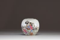 Chine - Vase boule en porcelaine polychrome famille rose à décor de personnages et poème, période République.