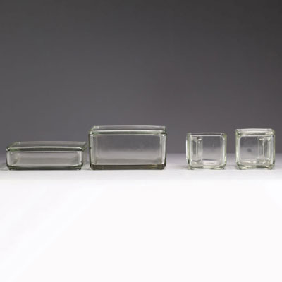 Wilhelm WANGENFELD (1900-1990) Vaisselle Kubus Bauhaus en verre moulé pressé, 1938.