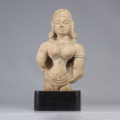 Statue Apsara en pierre sculptée - Inde