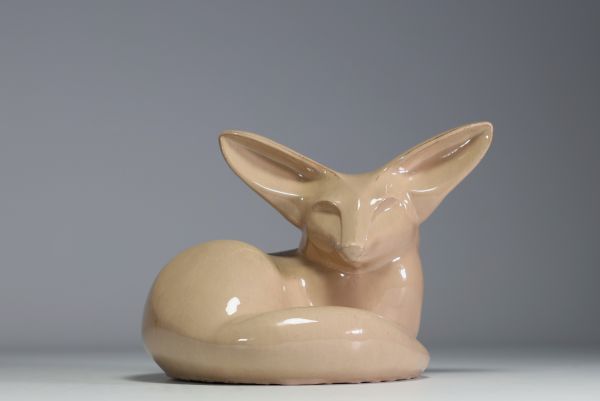 Roger DUTERME (1919-1997) Fennec en céramique vernissée, cachet de l'artiste, vers 1970.