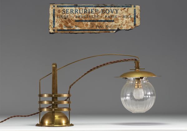 Gustave SERRURIER-BOVY (1858-1910) Rare single arm table lamp in brass and fluted glass, original label under the piece.