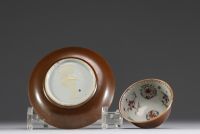 Chine - Bol et assiette en porcelaine à décor floral interne et capucin, XVIIIème.