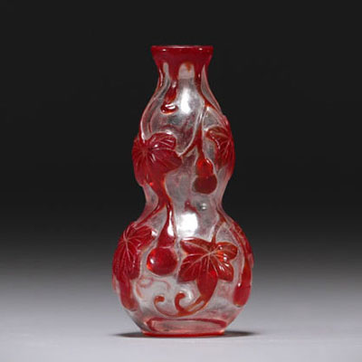 Chine - Tabatière en verre multicouche, fond clair aux fleurs rouges.