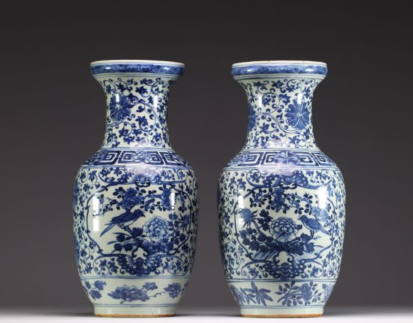 Chine - Paire de vases en porcelaine blanc bleu à décor floral, Qianlong, XVIIIème