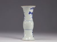 Chine - vase en porcelaine blanche et bleue, col rodé, époque Kangxi.