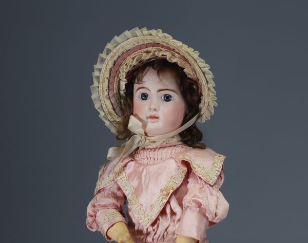 STEINER - Bébé tête en biscuit  n° A 15, bouche fermée, corps petit Parisien médaillé d'or 1888, robe d'origine.