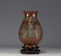 China - Hu porcelain vase in imitation of archaic bronze vases, chimera head handles, frieze in imitation cloisonné enamels on a bronze background, mark under the piece.