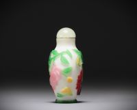 Chine - Tabatière en verre multicouche à décor floral sur fond blanc