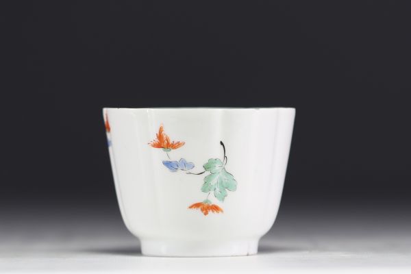 Meissen - Porcelain cup in polychrome porcelain decorated with flowers, swords mark under the piece.