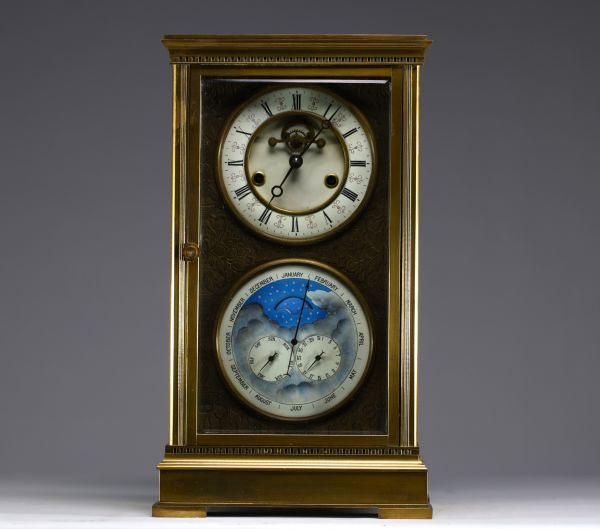 Pendule borne en laiton à deux cadrans, cadran supérieur émaillé blanc à chiffres romains pour les heures, cadran inférieur à complications, Angleterre, XIXème.