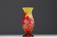 Émile GALLÉ (1846-1904) Vase en verre multicouche dégagé à l'acide à décor de fraises des bois, signé.