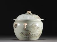 Chine - Terrine couverte en porcelaine à décor de paysages, XIXe siècle.