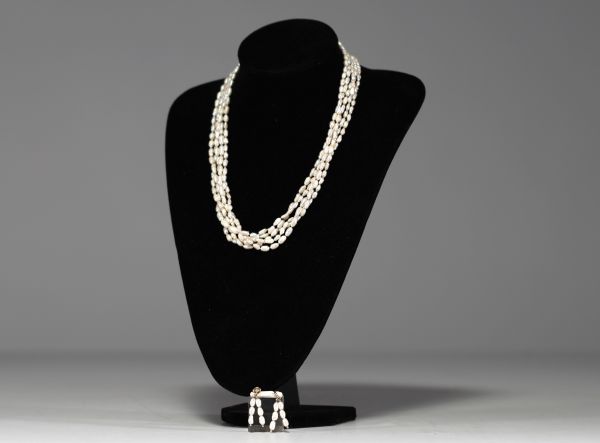 Freshwater pearl set comprising a five-row necklace and a pair of earrings, gold-plated clasp.