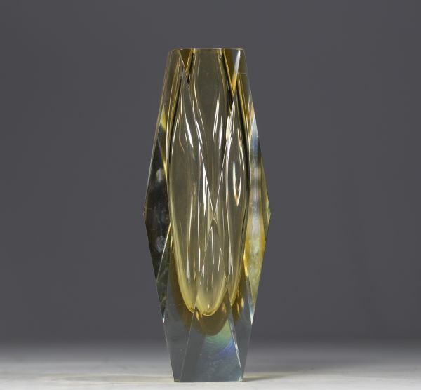 Flavio POLI (1900-1984) pour Luigi Mandruzzato Murano - Vase verre submergé à facettes géométriques, de couleur jaune, vers 1950-60.