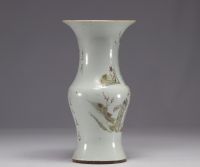 Chine - Vase en porcelaine de la famille rose à décor de personnages, vers 1900.