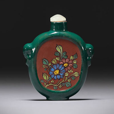 China - Ceramic snuffbox with floral decoration, circa 1900.