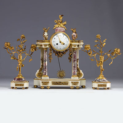 Pendule portique et bougeoirs en marbre de Carrare et bronze doré de style Louis XVI