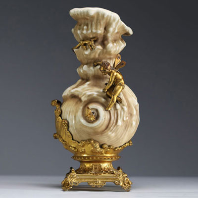 Vase en porcelaine en forme de coquillage sur monture en régule à patine dorée et décor d'une jeune elfe, XIX-XXème.