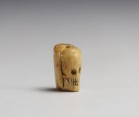 China - Set of two pieces consisting of a miniature skull and a rosary bead in 17th century bone.