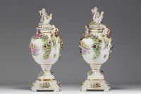 Paire de vases couverts en porcelaine à riche décor polychrome de personnages et de fleurs dans le goût de Capodimonte.