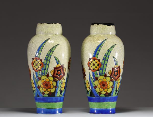 Boch Keramis - Paire de vases Art Déco en céramique émaillée à décor de fleurs et géométrique, cachet sous les pièces, vers 1930.